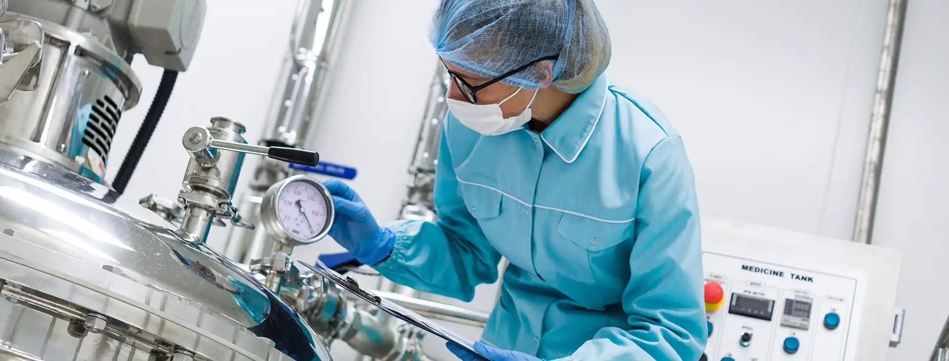 frau-mit-blauem-laborkittel-arbeitet-an-einer-maschine