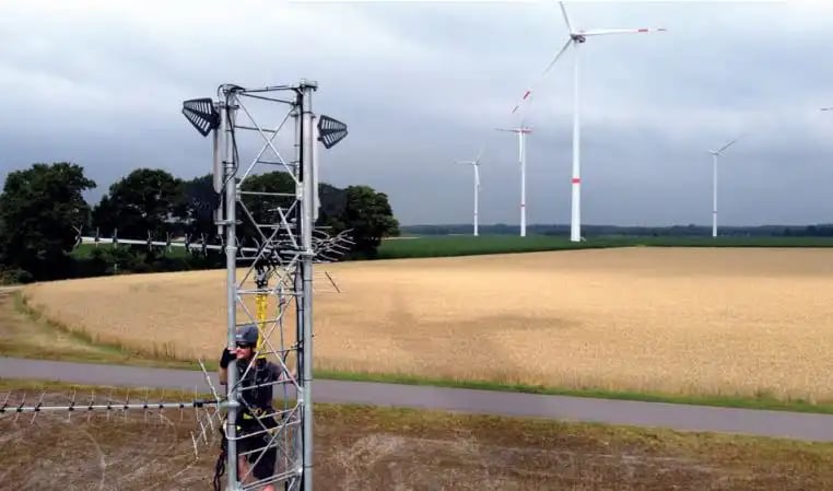 parasol-two-antennas-offset-in-heigh-on-mast