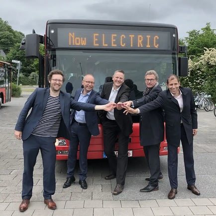 projectteam-with-ministers-before-electric-bus