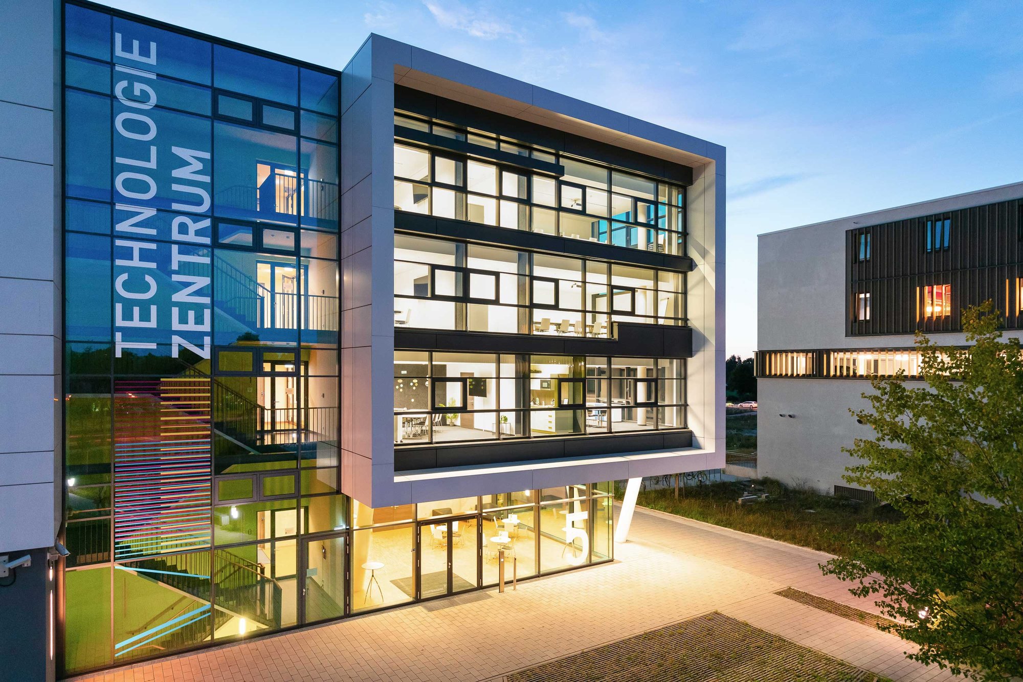 technologiezentrum-augsburg-abends-1